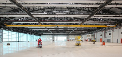 Močan mostni žerjav s širino razpona nad 85 m, namenjen dvigovanju izjemno težkih bremen v velikih halah Mostni žerjav z velikim razponom, preko 85 metrov, za industrijska dvigala