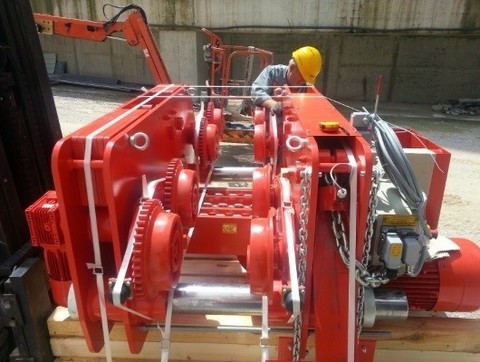Priprava za montažo z nosilnostjo 32.000 kg in dolžino 36 metrov. Priprava za montažo, nosilnost 32.000 kg, dolžina 36 m