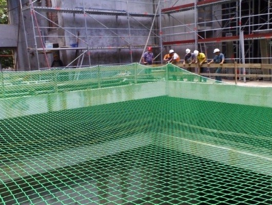 Zaščitna mreža dimenzij 11x27 metrov, nameščena na stavbi Opere v Ljubljani. Zaščitna mreža 11x27 m na Operi Ljubljana